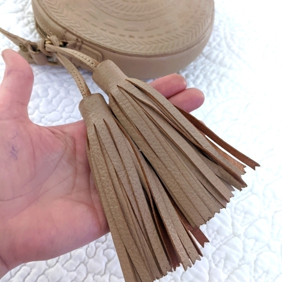 ISABELLA Fiore Nude Leather Round Canteen Crossbody Purse - Picture 13 of 14